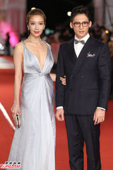 组图：蔡淑臻深V性感礼服携手温升豪亮相金钟红毯