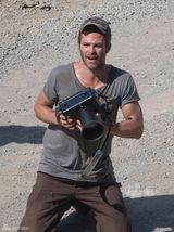 组图：克里斯-派恩新片扒衣露胸肌 罗比秀美腿