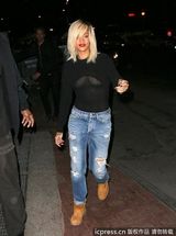 高清组图：蕾哈娜透视装出街 爆乳凸点不惧走光