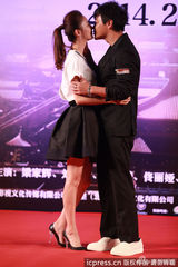 组图：陈思成激吻佟丽娅 公主抱安全裤走光