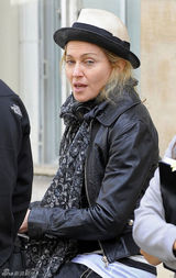 高清图：51岁潮妈麦当娜伦敦街头亲吻养子养女