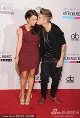 组图：2012全美音乐奖比伯擒三奖 众星热力演出