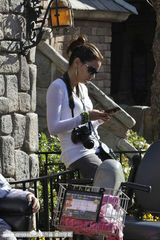 组图：绝望主妇伊娃-朗格利亚与男友当街种草莓  