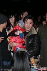 组图：谢霆锋否认豪宅赠前妻 新年与两子聚天伦