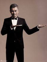 组图：陈龙全新写真揭入行十八年神奇蜕变