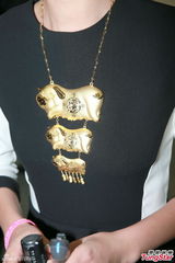 组图：新婚郑希怡戴金项链大呼嫁到好老公