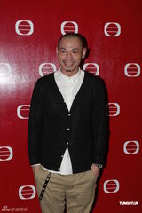 组图：郑裕玲优雅蓝裙现身为《财智达人2》录影