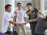 组图：《下一个奇迹》热拍 谢霆锋上演英雄救美