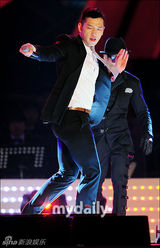 组图：Rain服军役期间奉命演出 不穿军装穿正装