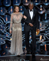 组图：安吉丽娜-朱莉与西德尼-波蒂埃开奖