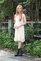 组图：蔡健雅旱鸭子下水直害怕 10名救生员保护