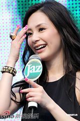 高清组图：阿娇马来西亚代言啤酒 空降闹市排场十足