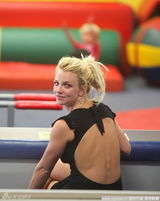 组图：小甜甜大露背幼儿园外接爱子上演天伦秀