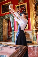 组图：账房先生华晨宇兼职摄像 张翰遭鹦鹉调戏