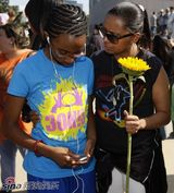 高清组图：各地粉丝祭奠杰克逊 烛光点点照亮天国路