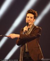 组图：主持格里姆肖为Lorde颁奖 上演同性激吻