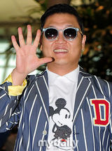 组图：鸟叔PSY赴美宣传新曲 米奇装显童心