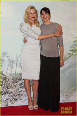 组图：娜奥米-沃茨红唇白裙亮相 优雅出席新片首映