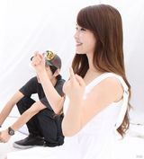 组图：国民妹妹IU拍广告 可爱魅力折服工作人员