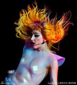 组图：Lady Gaga巡演视觉系新招 乳胶装变水母