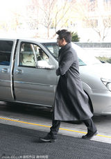 组图：吴奇隆灰色长款大衣亮相 戴眼镜气质斯文