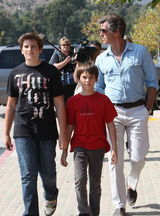 幻灯图集：皮尔斯-布鲁斯南一家幸福出游