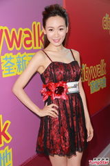 组图：杨思琦吊带红裙秀骨感美腿 否认恋陈康健