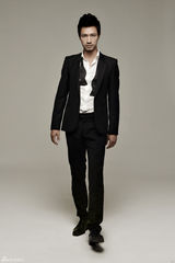 组图：江洋黑白写真尽显熟男魅惑