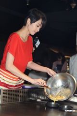 组图：梁咏琪秀厨艺 曝与老公品红酒