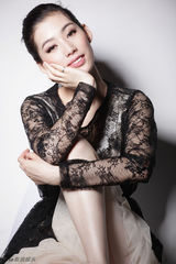 组图：赵茉舒拍蕾丝镂空写真甜美清新