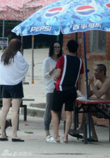 组图：撒贝宁穿情侣鞋探班章子怡 清凉玩漂流