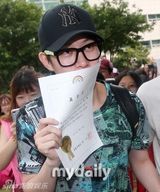 组图：SJ金希澈退役获表彰 表情开心抛飞吻