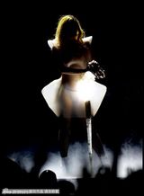 组图：LadyGaga透视乳贴造型化身风骚修女劲歌热舞