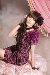 组图：佟丽娅最新春日写真 仿若徜徉幸福花海