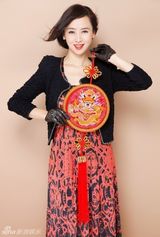 组图：翁虹拜年大片优雅笑靥喜迎红运