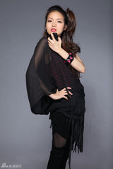 组图：叶熙祺玩摇滚风 烈焰红唇展狂野