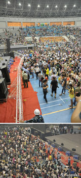 现场组图：张信哲梁静茹演唱会被扔水瓶凳子