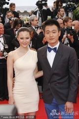 组图：佟大为关悦戛纳走秀 夫妻恩爱形影不离