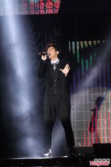 组图：萧敬腾炎亚纶亮相圣诞演唱会high翻全场