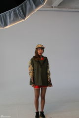 组图：孔孝真广告拍摄现场 尽展可爱魅惑魅力