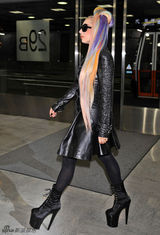 组图：Lady Gaga彩色秀发亮相日本 皮衣高跟很抢镜