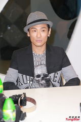 组图：杜德伟看吴君如裸胸哗然 不怕跟宝宝代沟