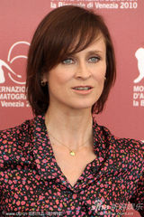 《三》媒体见面会 苏菲-罗艺斯获两男星揽腰护花