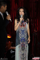 组图：莫文蔚忙事业无暇生子 性感吊带长裙美艳