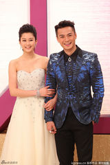 组图：TVB台庆岑丽香露香肩 挽罗仲谦小鸟依人