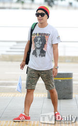 组图：HAHA为宣传动漫《怪物大学》赴香港