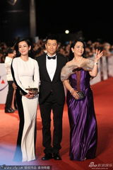 组图：吕丽萍土豪范亮相 露香肩比V卖萌