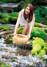 组图：日女歌手因酷似新垣结衣走红 推性感写真