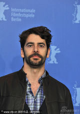 幻灯图集：《与人为善》记者会 两女星勾肩搭背出场