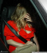 幻灯图集：杰西卡辛普森胸荷叶边红裙秀“胸器”